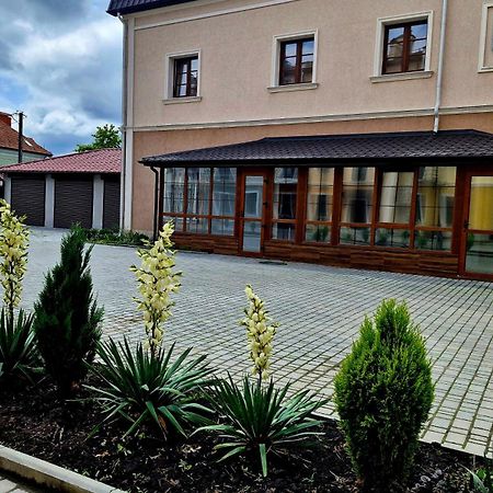 Апартаменти - Історія З Вікна Kamianets-Podilskyi Luaran gambar